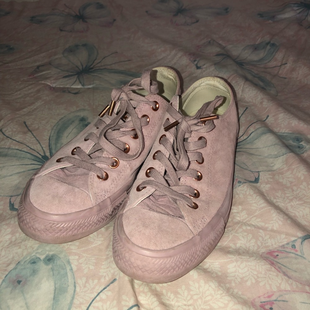 Lilac rose gold suede Converse ⭐️